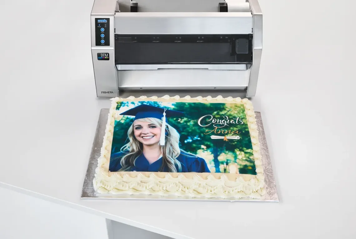 Blechkuchen mit Foto-Aufleger vor dem Primera Connie
